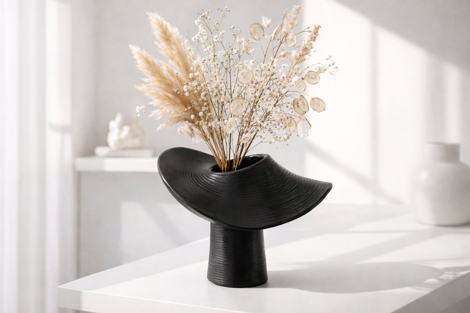 интерьерная композиция с вазой и мягким светом